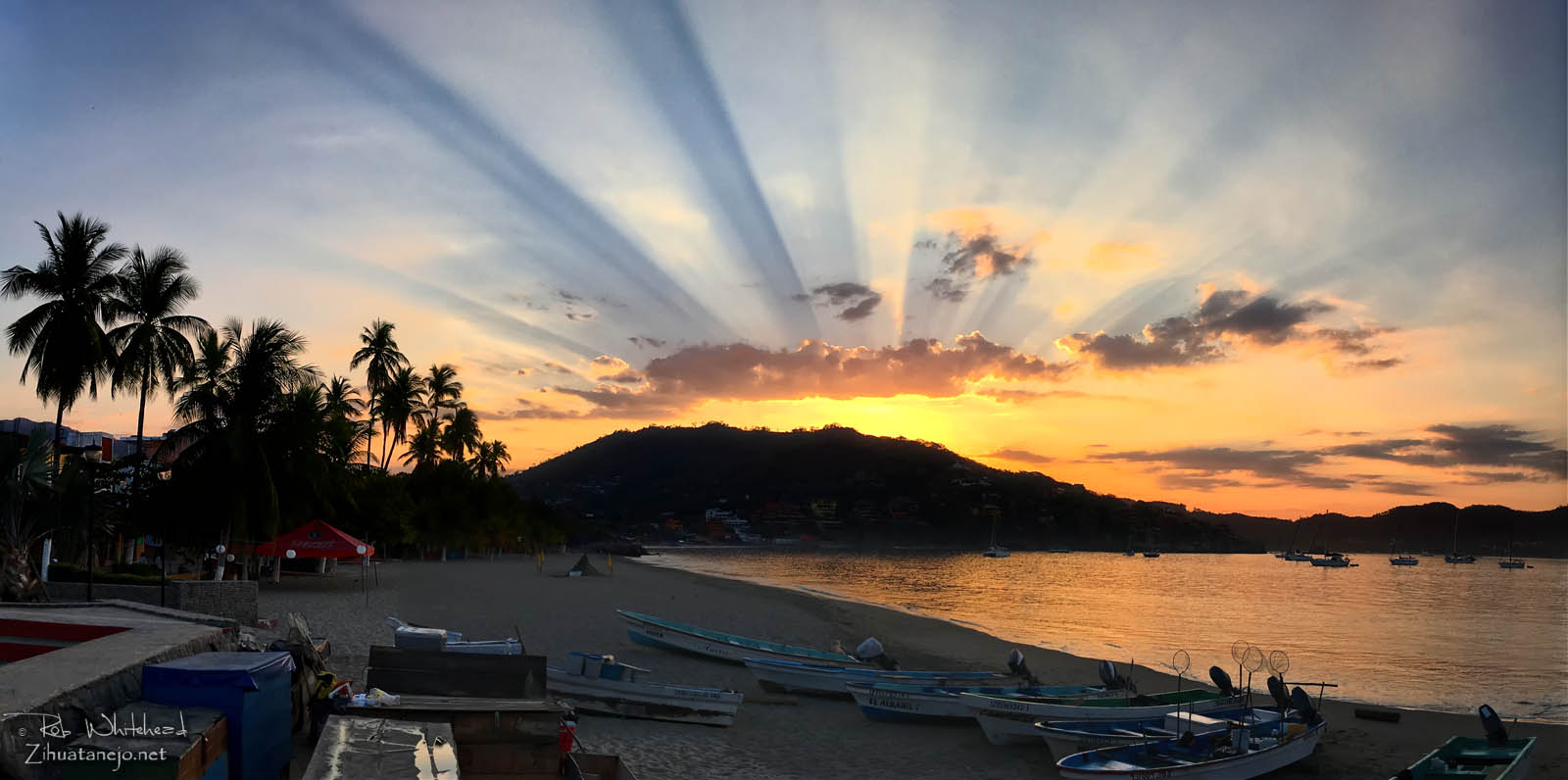 La salida del sol en la bahía de Zihuatanejo