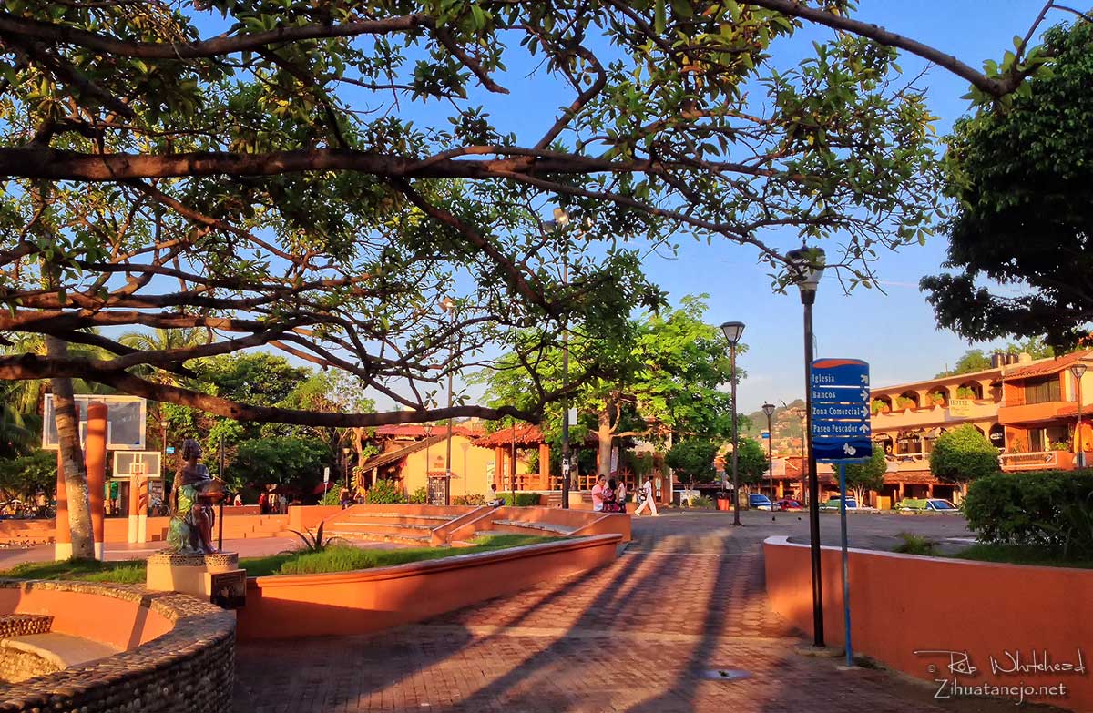 Sunrise at the zócalo, Zihuatanejo