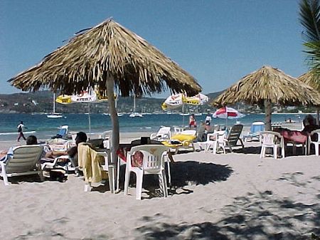 Playa La Ropa frente al Hotel Para&iacute;so en Zihuatanejo