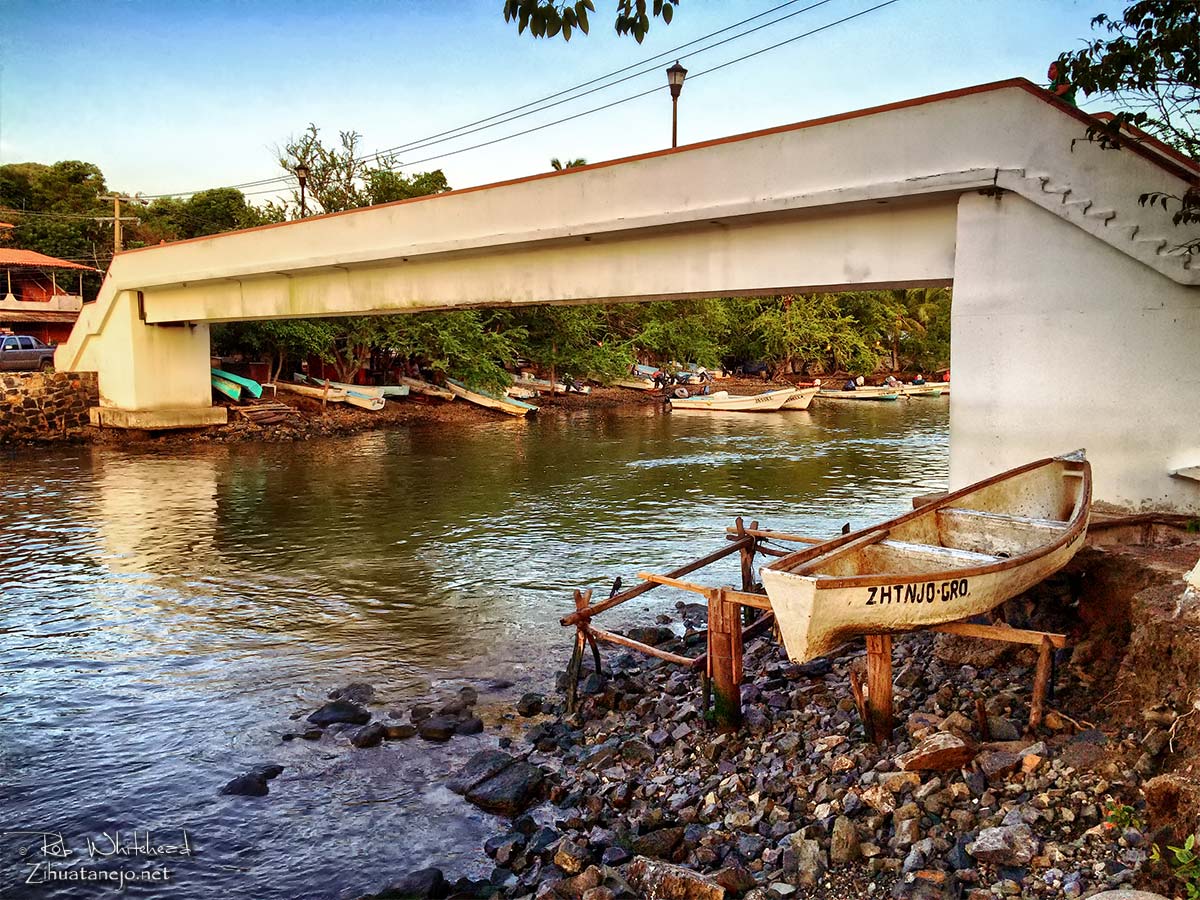 El Almacén pedestrian bridge, Zihuatanejo, Mexico
