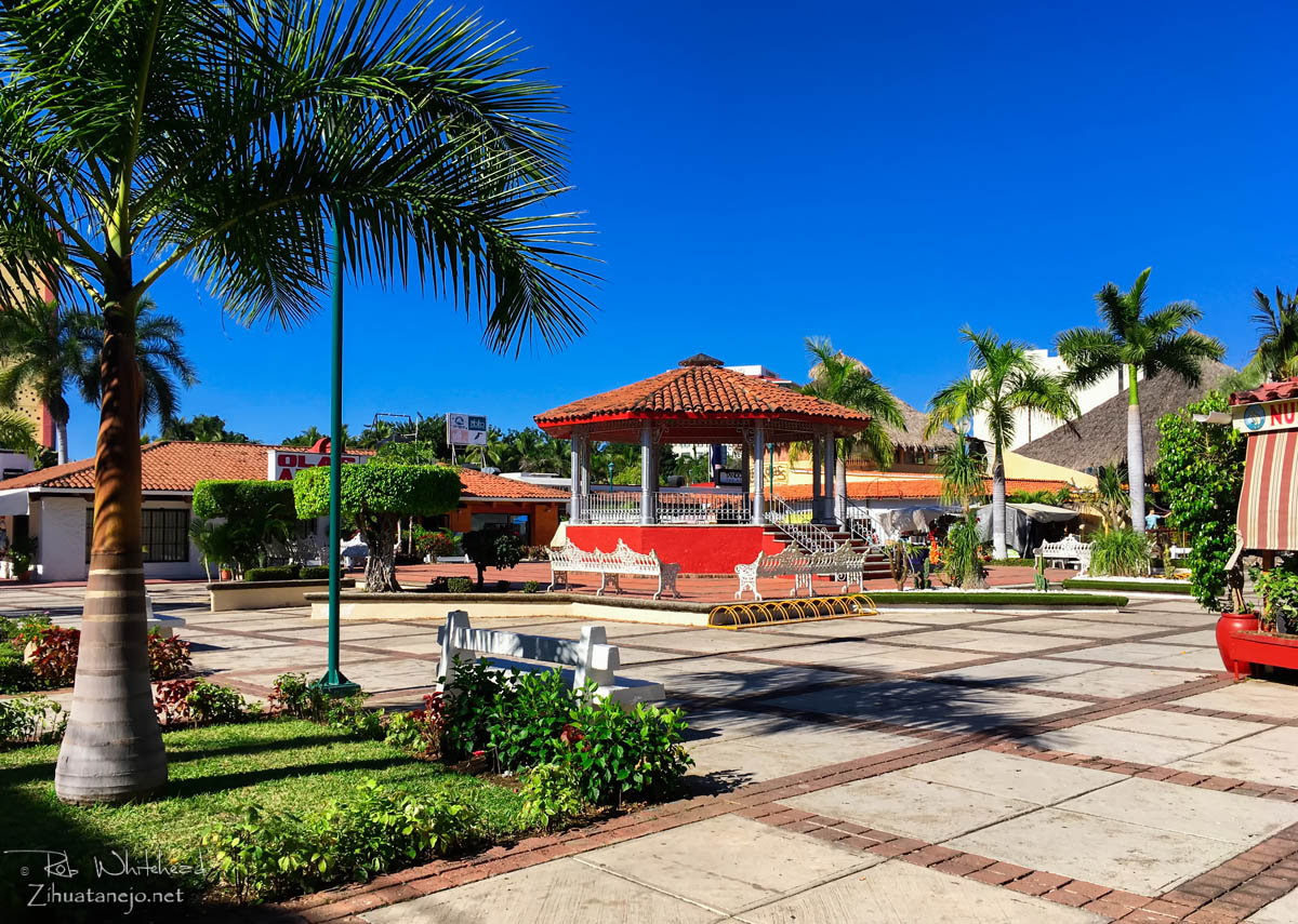 Gazebo at Plaza Zócalo, "El Kiosko" shopping center, Ixtapa