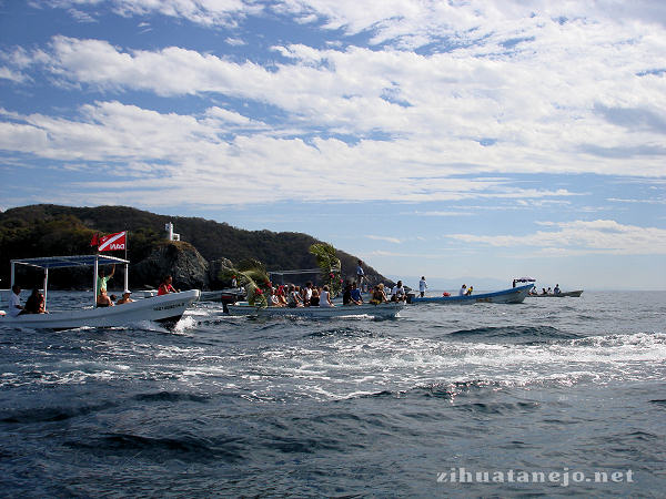 Flotilla of pangas going to La Piedra Solitaria Flotilla of pangas going to La Piedra Solitaria