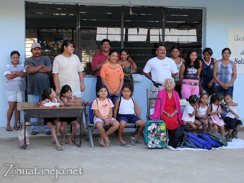 La maestra con los estudiantes y sus padres y doña Cari con los donativos frente a la escuela de Mata de Sandía La maestra con los estudiantes y sus padres y doña Cari con los donativos frente a la escuela de Mata de Sandía